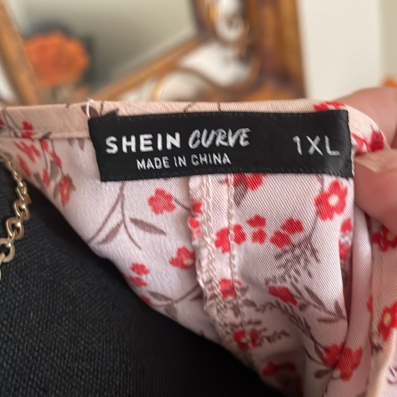 Cute blouse!! 1X - Picture 5 of 6